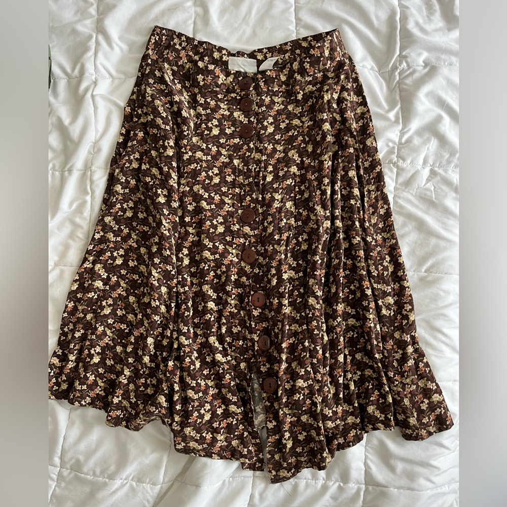 Floral buttoned skirt. Size L. Mid flowy skirt.